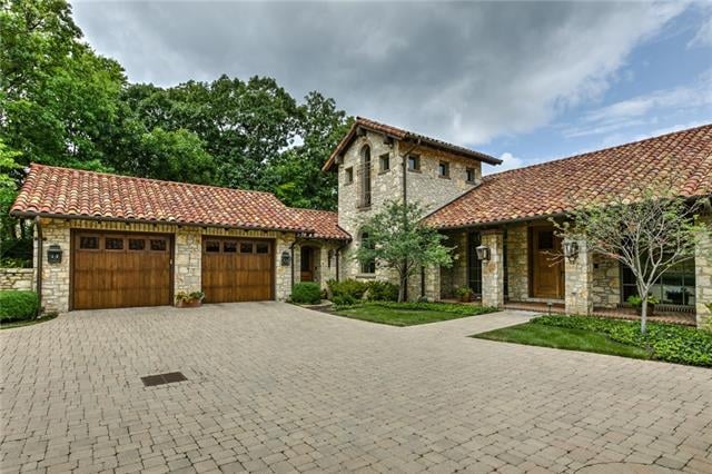 11517 Pawnee Cir, Leawood, KS 66211