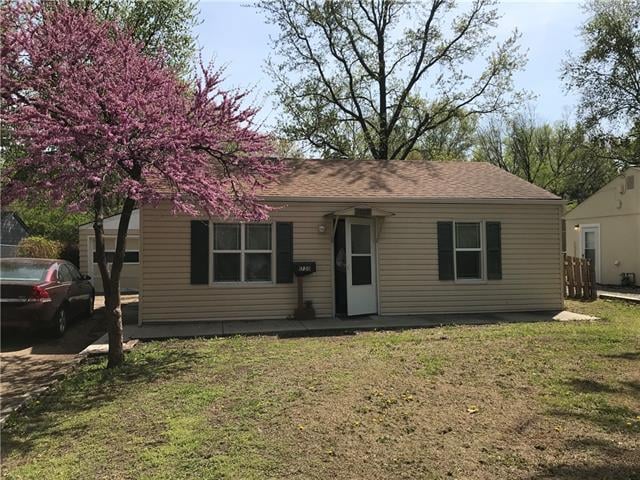 1720 SW Green Acres Ave, Topeka, KS 66604