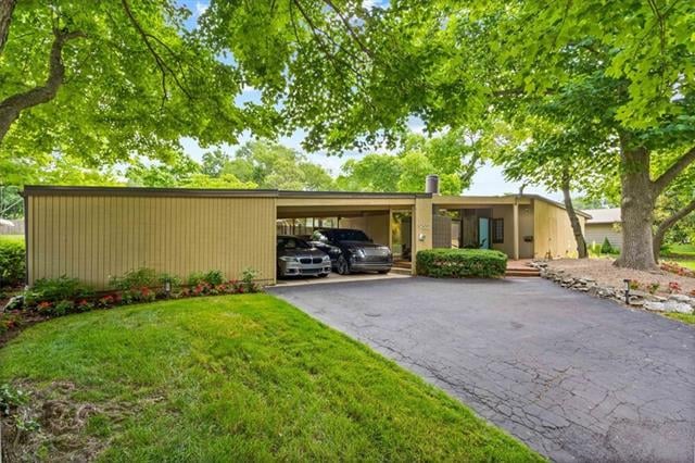 9832 Aberdeen St, Overland Park, KS 66206
