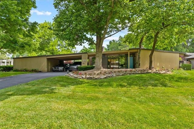 9832 Aberdeen St, Overland Park, KS 66206