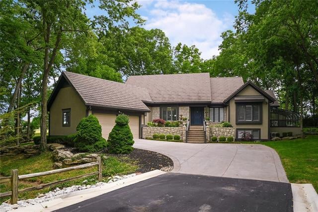16735 Village Dr, Loch Lloyd, MO 64012
