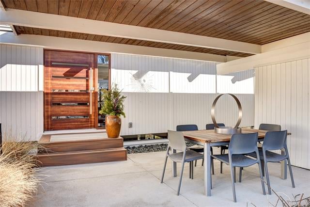 511 Hillcrest Rd E, Lake Quivira, KS 66217
