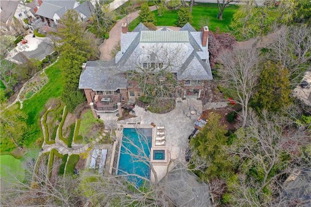 5252 Sunset Dr, Kansas City, MO 64112