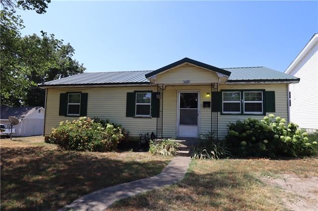 624 Morningside Dr, Carthage, MO 64836