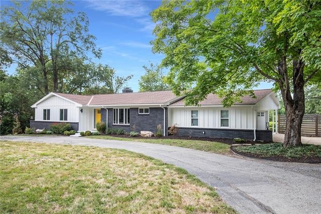 2310 Red Bridge Ter, Kansas City, MO 64131