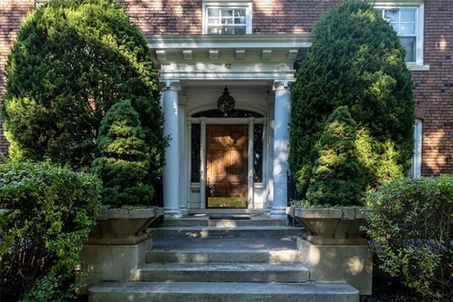 42 Janssen Pl, Kansas City, MO 64109