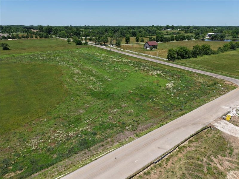 20720 Briar St, Stilwell, KS 66085