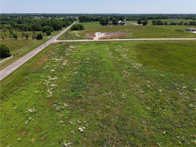 20720 Briar St, Stilwell, KS 66085
