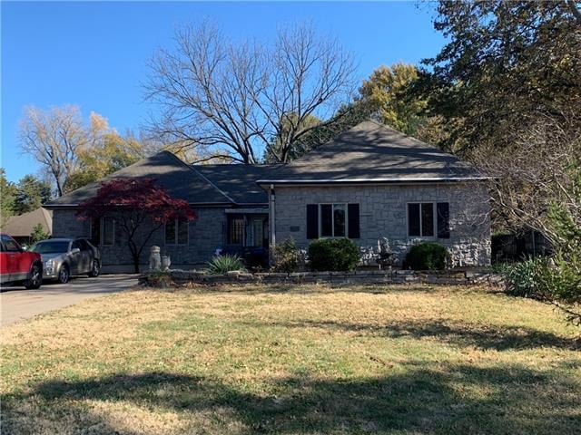 7407 Prairie View Rd, Platte Woods, MO 64151