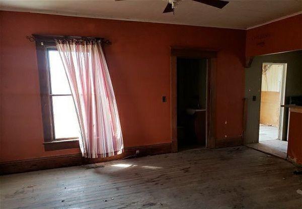 107 N High St, Grant City, MO 64456