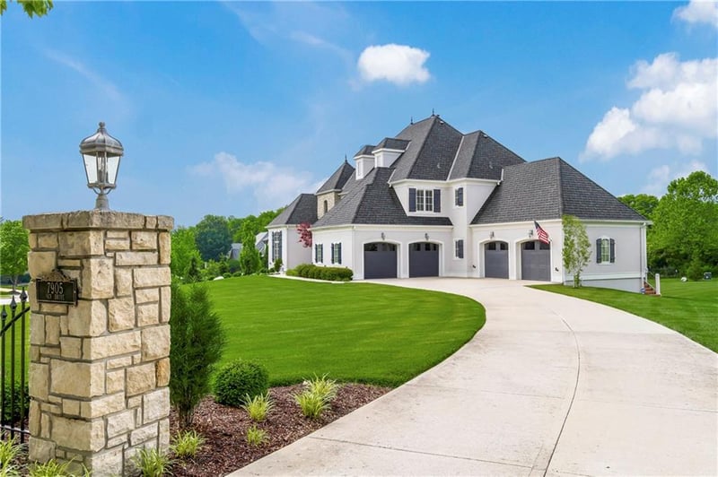 7905 N Shoal Creek Valley Dr, Kansas City, MO 64157