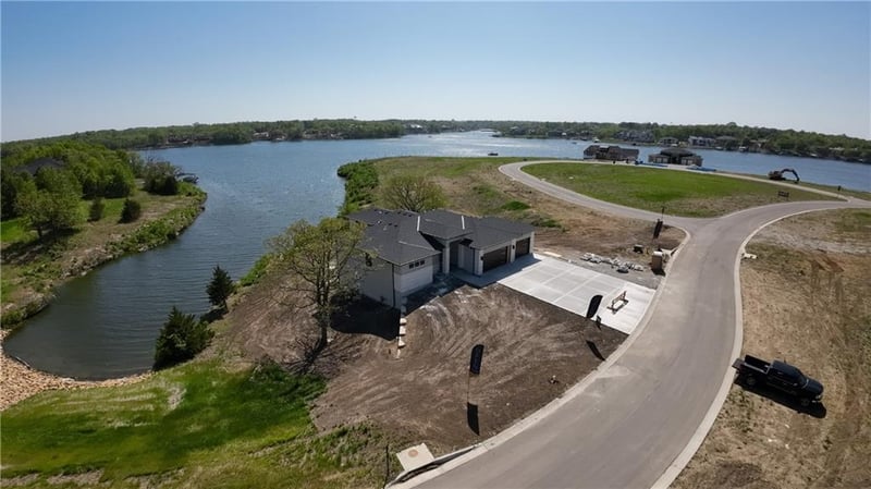 640 Winnebago Dr, Lake Winnebago, MO 64034