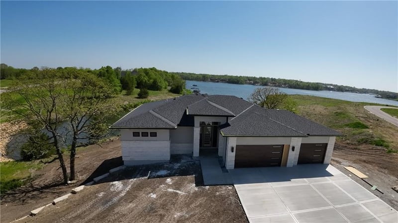 640 Winnebago Dr, Lake Winnebago, MO 64034
