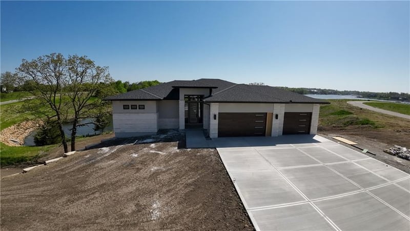 640 Winnebago Dr, Lake Winnebago, MO 64034