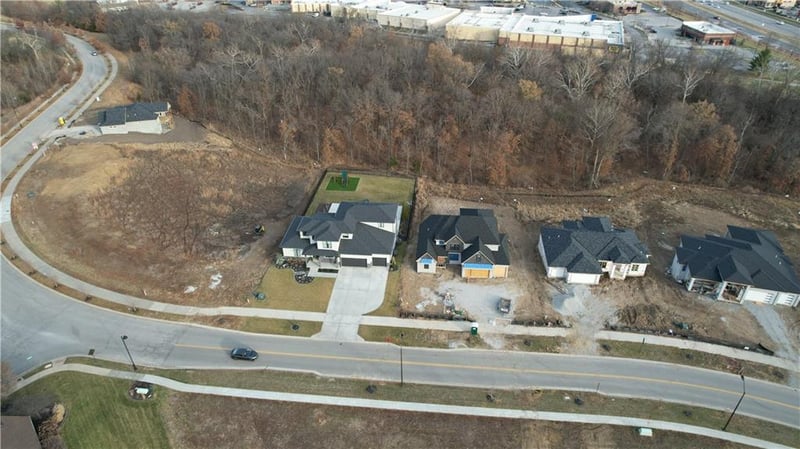 8703 NE Shoal Creek Valley Dr, Kansas City, MO 64157
