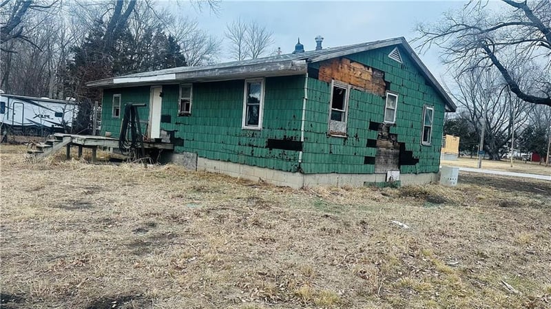 108 Jones St, Levasy, MO 64066