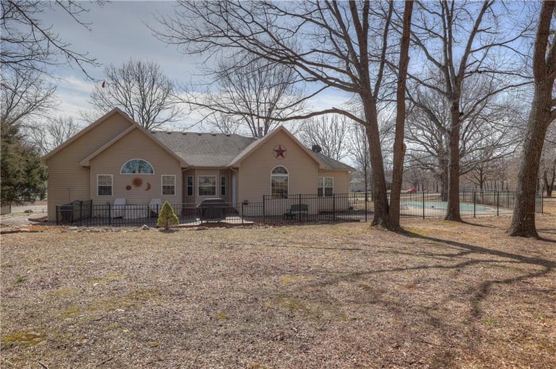 10045 Homestead Ln, Carthage, MO 64836