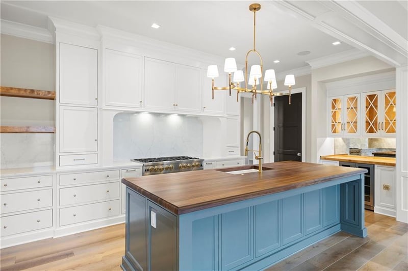 11504 Cambridge Rd, Leawood, KS 66211