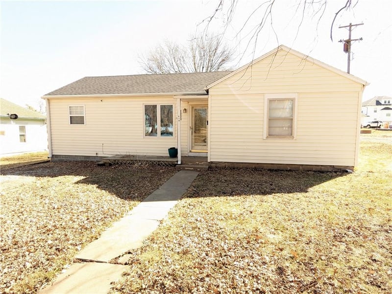 418 N 12th St, Sabetha, KS 66534