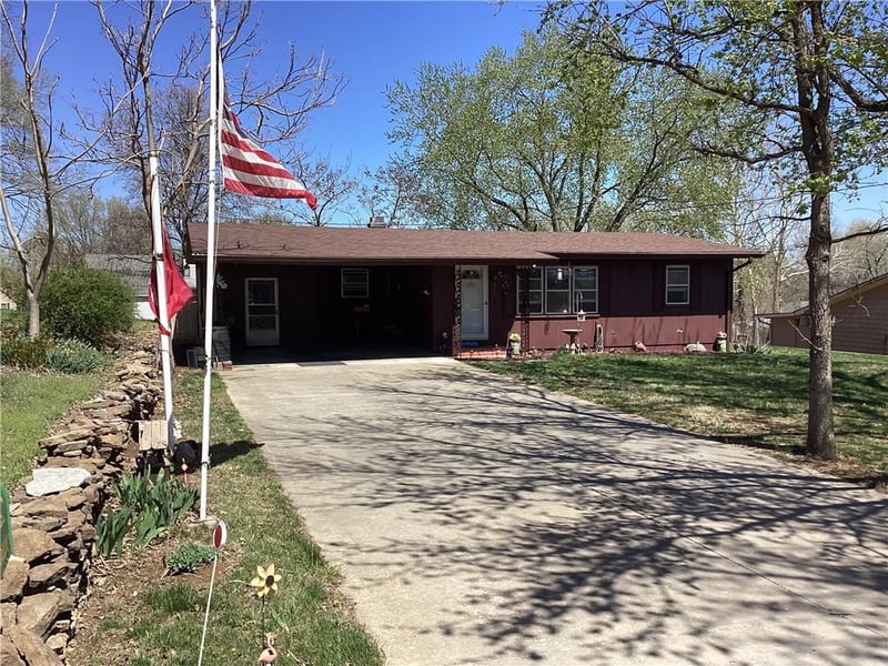 206 W Banks Ave, Burlingame, KS 66413