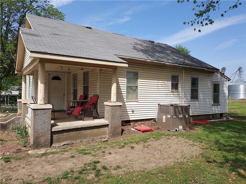 202 W Kneeland St, Liberal, MO 64762
