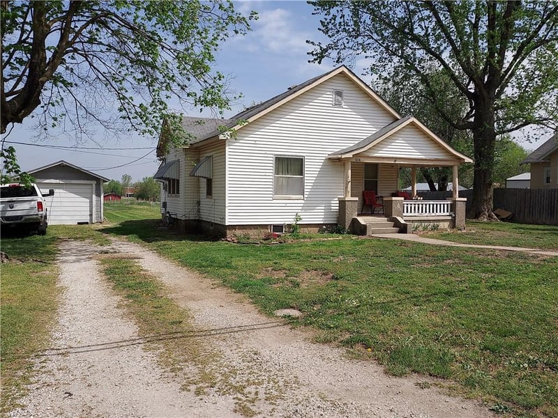 202 W Kneeland St, Liberal, MO 64762