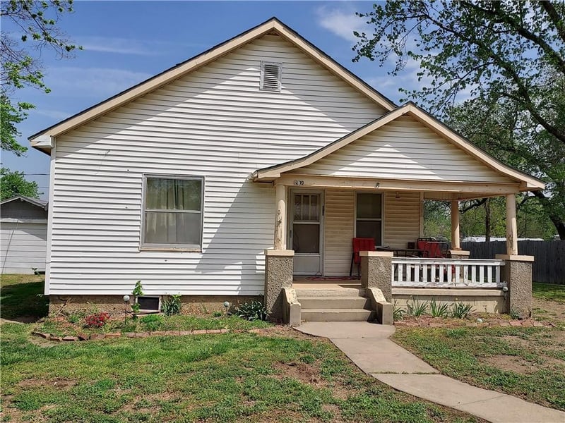 202 W Kneeland St, Liberal, MO 64762