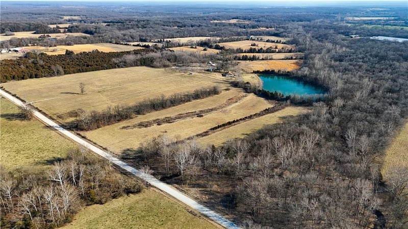 20712 Carpet Barn Rd, Lincoln, MO 65338