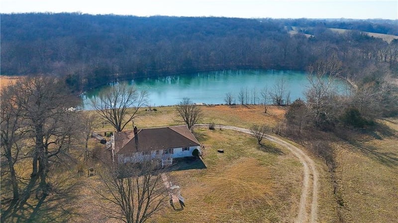 20712 Carpet Barn Rd, Lincoln, MO 65338