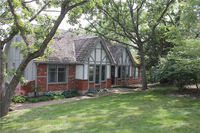8402 Redbud Ln, Lenexa, KS 66220