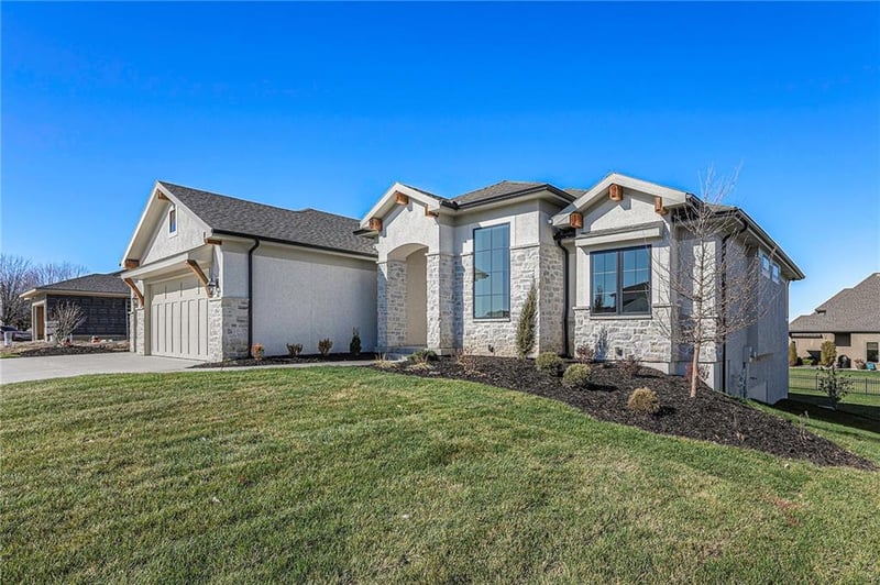 2814 NE 102nd St, Kansas City, MO 64155
