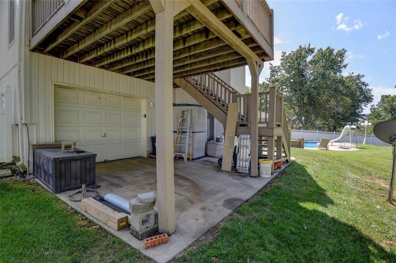 1822 N Redwood Dr, Independence, MO 64058