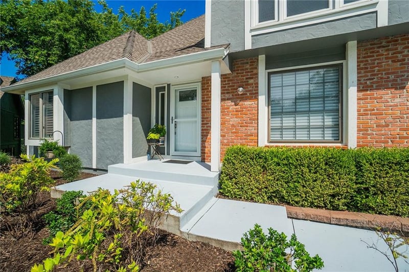 9724 W 115th St, Overland Park, KS 66211