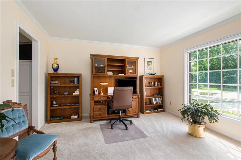 9724 W 115th St, Overland Park, KS 66211
