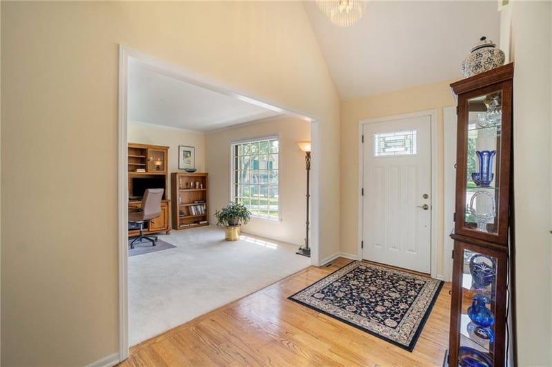 9724 W 115th St, Overland Park, KS 66211