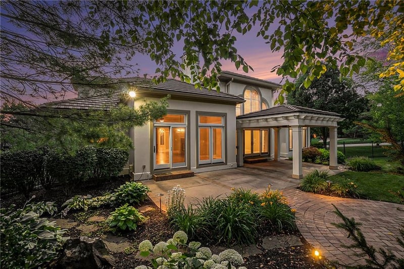 11401 Manor Rd, Leawood, KS 66211