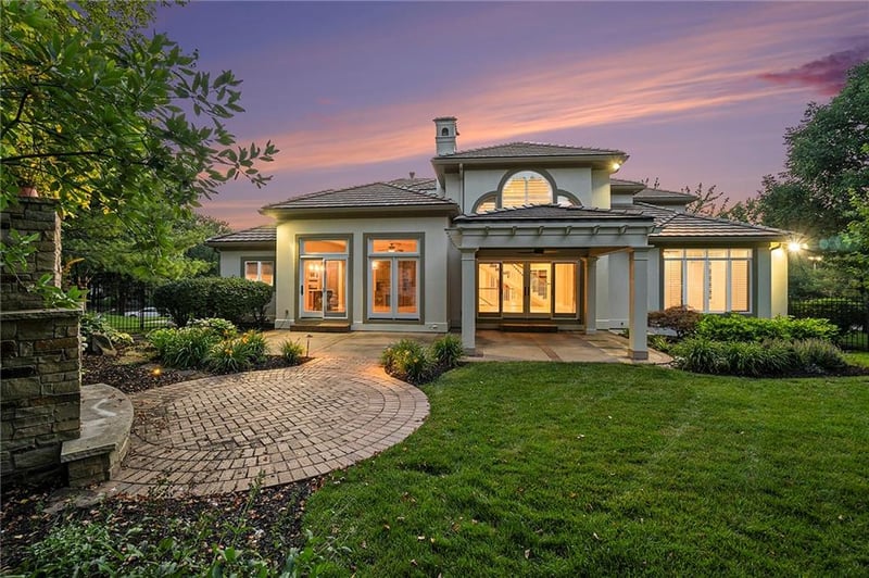 11401 Manor Rd, Leawood, KS 66211