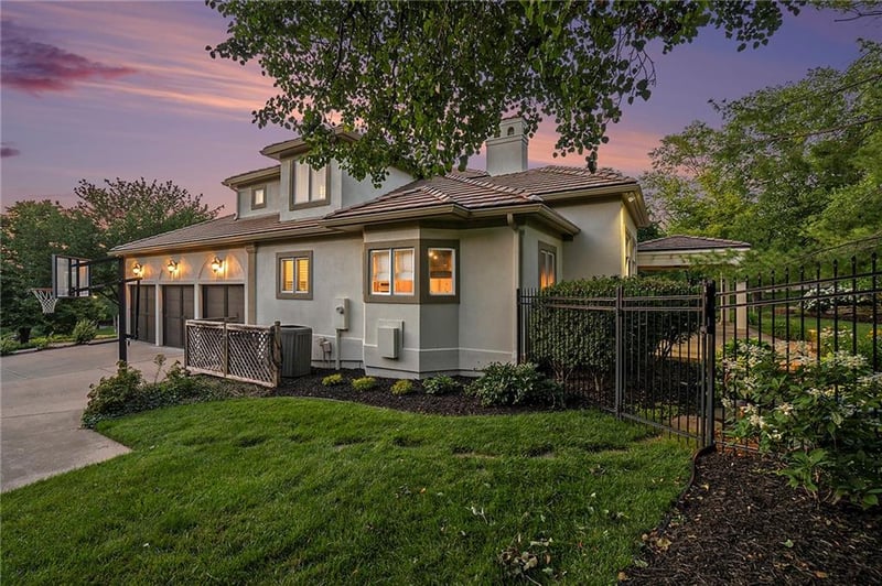 11401 Manor Rd, Leawood, KS 66211