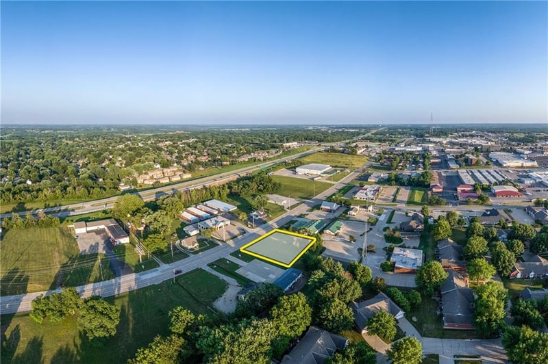 1806 N Woodbine Rd, St Joseph, MO 64506