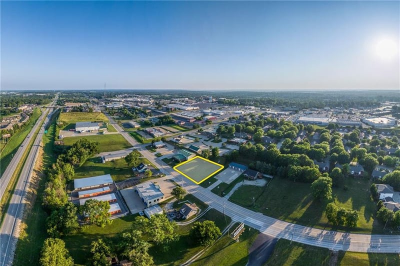 1806 N Woodbine Rd, St Joseph, MO 64506