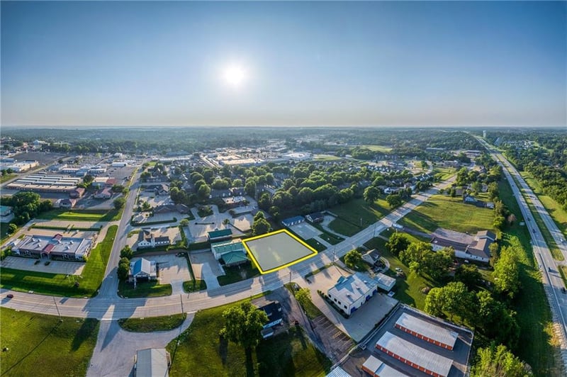 1806 N Woodbine Rd, St Joseph, MO 64506