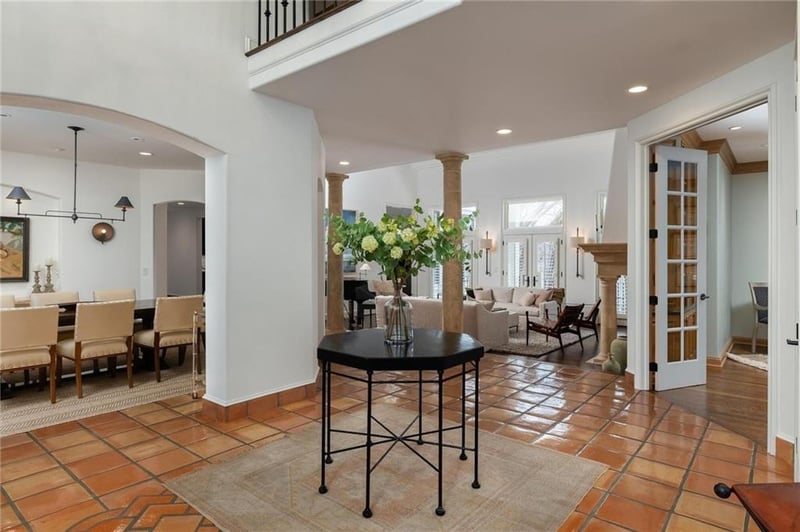 11423 Manor Rd, Leawood, KS 66211