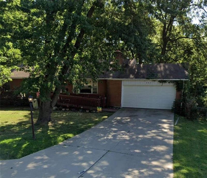 207 NW 67th St, Gladstone, MO 64118