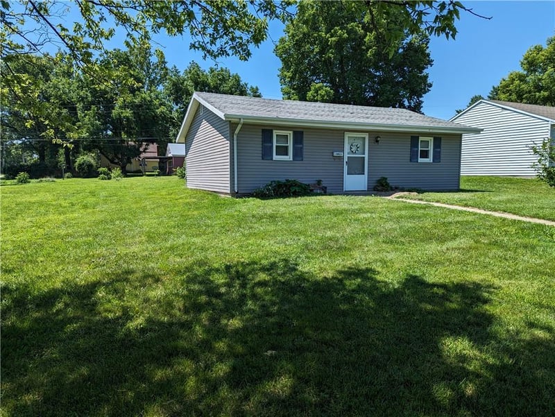 1003 Utah St, Hiawatha, KS 66434