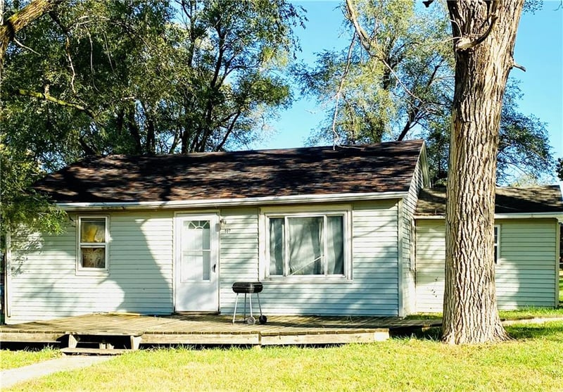 307 W 3rd St, Burlington Jct, MO 64428