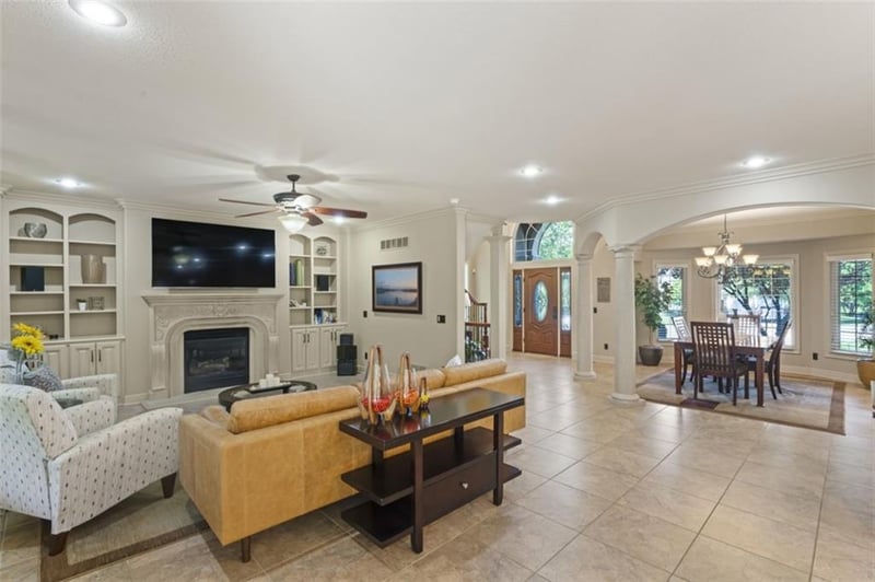 8035 N Mastern Ave, Parkville, MO 64152