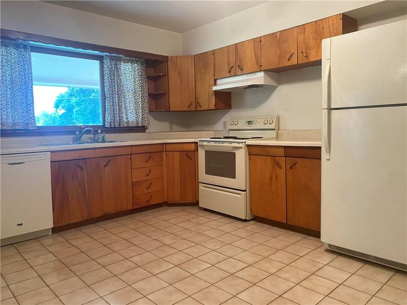 126 W Banks Ave, Burlingame, KS 66413