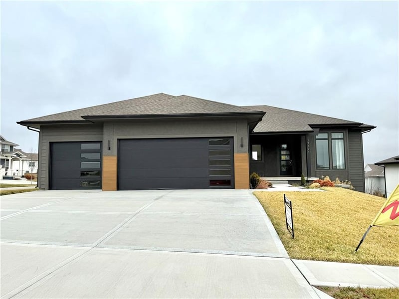 17321 Gillette St, Overland Park, KS 66221