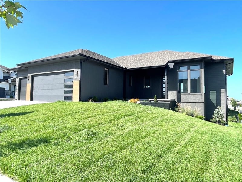 17321 Gillette St, Overland Park, KS 66221