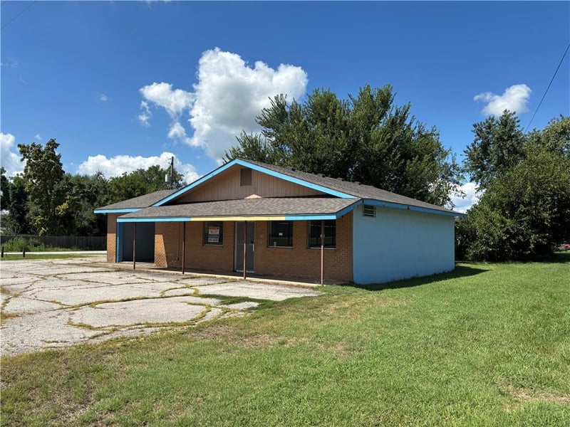 302 3rd St, Lowry City, MO 64763